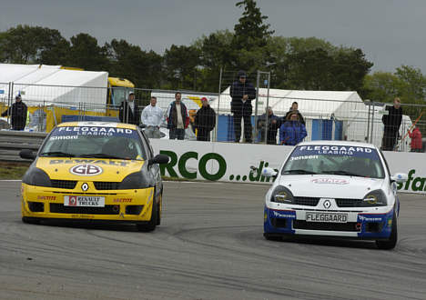 Rune Simoni (t.v.) og Kasper Jensen er gode bud på næste generations vindere i Fleggaard Renault Clio Cup, der i weekenden kører sin tredje afdeling på Ring Djursland.